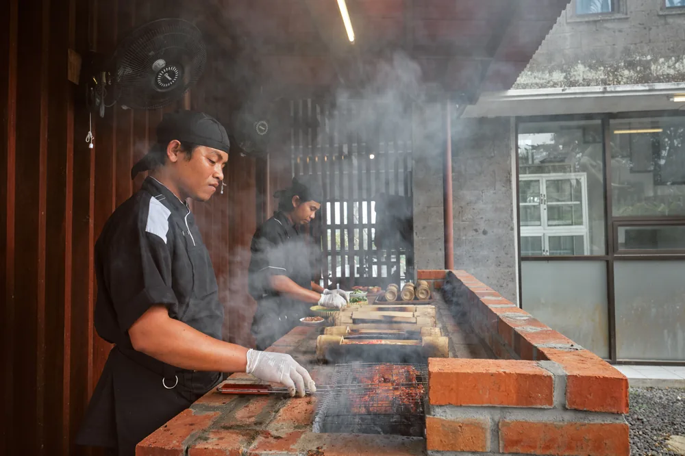 Chef Tapsa menyiapkan hidangan tradisional